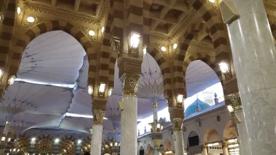 Masjid Nabawi (Source https://pixabay.com/photos/masjid-nabawi-masjid-madinah-medina-2404476/)