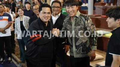 Erick Thohir Merayakan Ulang Tahun Bersama 4 Legenda Sepak Bola Dunia, Shin Tae-yong Mengenakan Batik