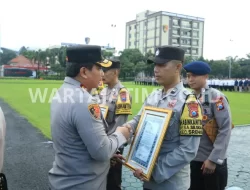 Kapolda Jatim memberikan penghargaan kepada 14 personel Polresta Malang Kota.