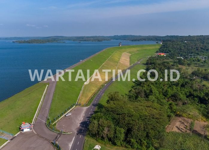 Jalan di samping bendungan Waduk Kedung Ombo, Grobogan, Jawa Tengah, dilihat dari udara.