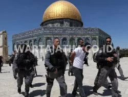 Pengungsi Israel Menyerbu Masjid Al-Aqsa: Dikawal Pasukan Militer