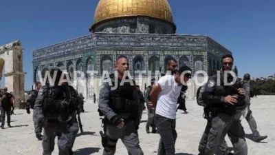 Pengungsi Israel Menyerbu Masjid Al-Aqsa: Dikawal Pasukan Militer