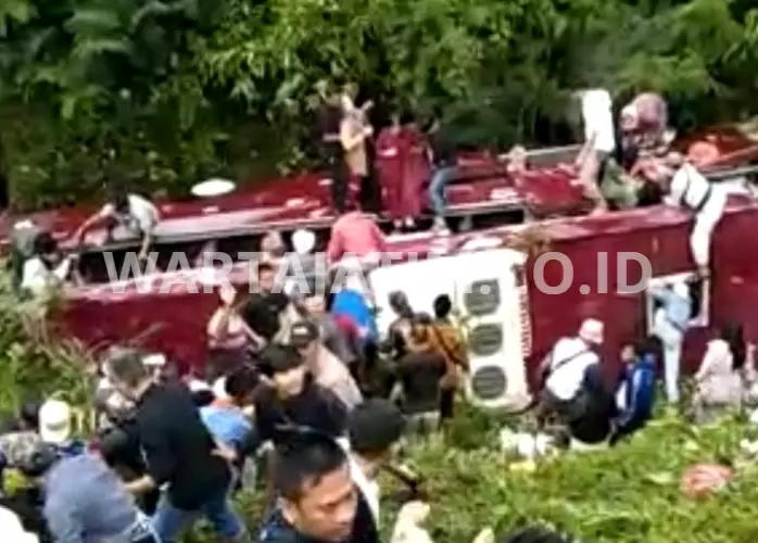 Tangkap layar video amatir proses evakuasi Kecelakaan Bus di Guci Tegal.