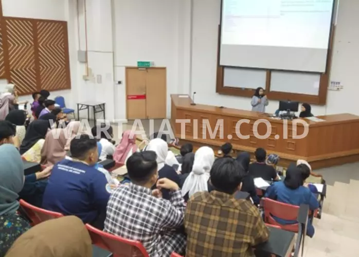 Sovia Rosalin memberikan kuliah tamu di UiTM (Image Source: Wartajatim/istimewa)