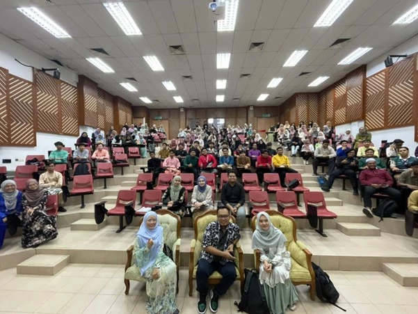 San Rudiyanto dan Fitria Rachma Dhanias memberikan kuliah tamu di UiTM. (Image source: Wartajatim/istimewa).