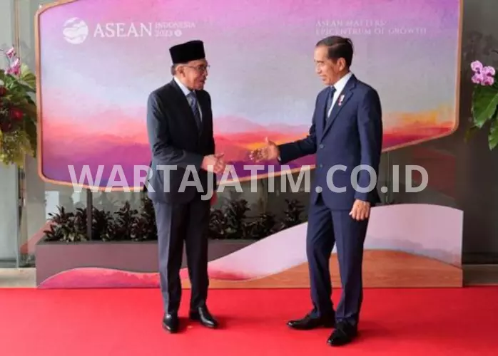 Foto: Presiden Joko Widodo menyambut kedatangan Perdana Menteri Malaysia Anwar Ibrahim di Labuan Bao, NTT, Selasa (9/5/2023). (AFP via Getty Images)