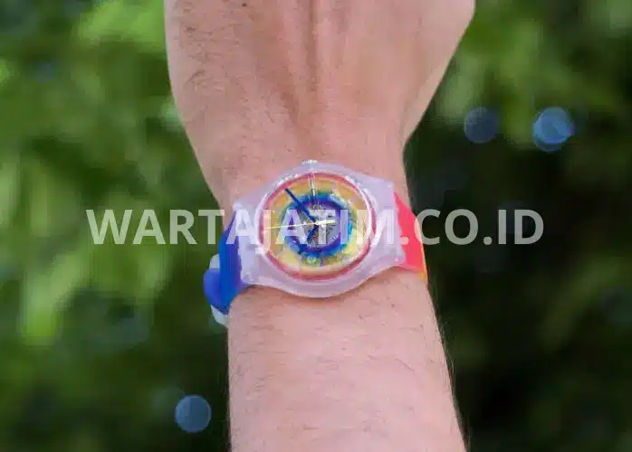 Jam dengan unsur LGBT milik brand Swiss, Swatch, yang disita oleh Malaysia