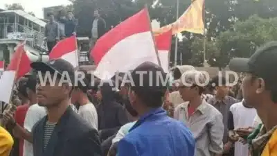 Jas Almet: Simbol Eksklusivitas Mahsiswa dalam Aksi.