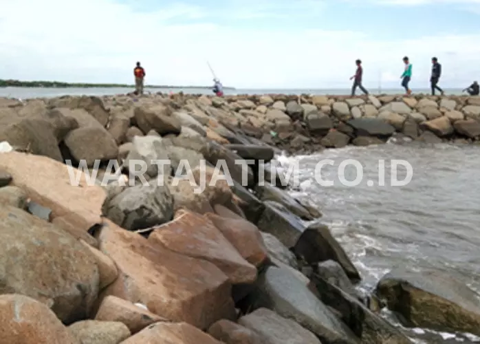 Potensi Gelombang Tinggi di Perairan Selatan Jawa Timur: Waspada dan Siapkan Langkah Pengamanan.