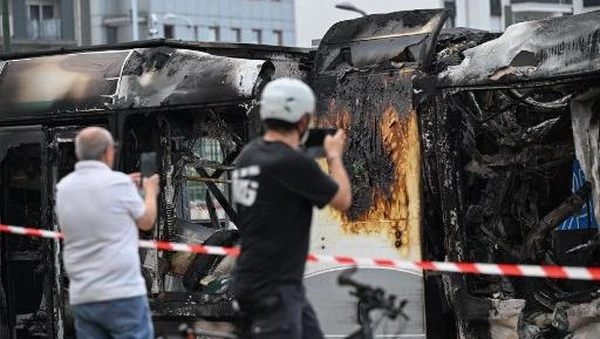 Kerusuhan di Prancis akibat penembakan remaja 17 tahun, kini pemerintah setempat menerapkan jam malam.