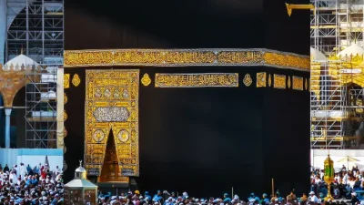 Kakbah di mana umat Islam akan mengelilinginya, disebut tawaf ifadah.