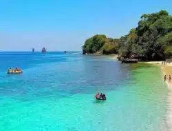 Pantai Tiga Warna Malang: Destinasi istimewa dengan Air Laut Berubah Warna