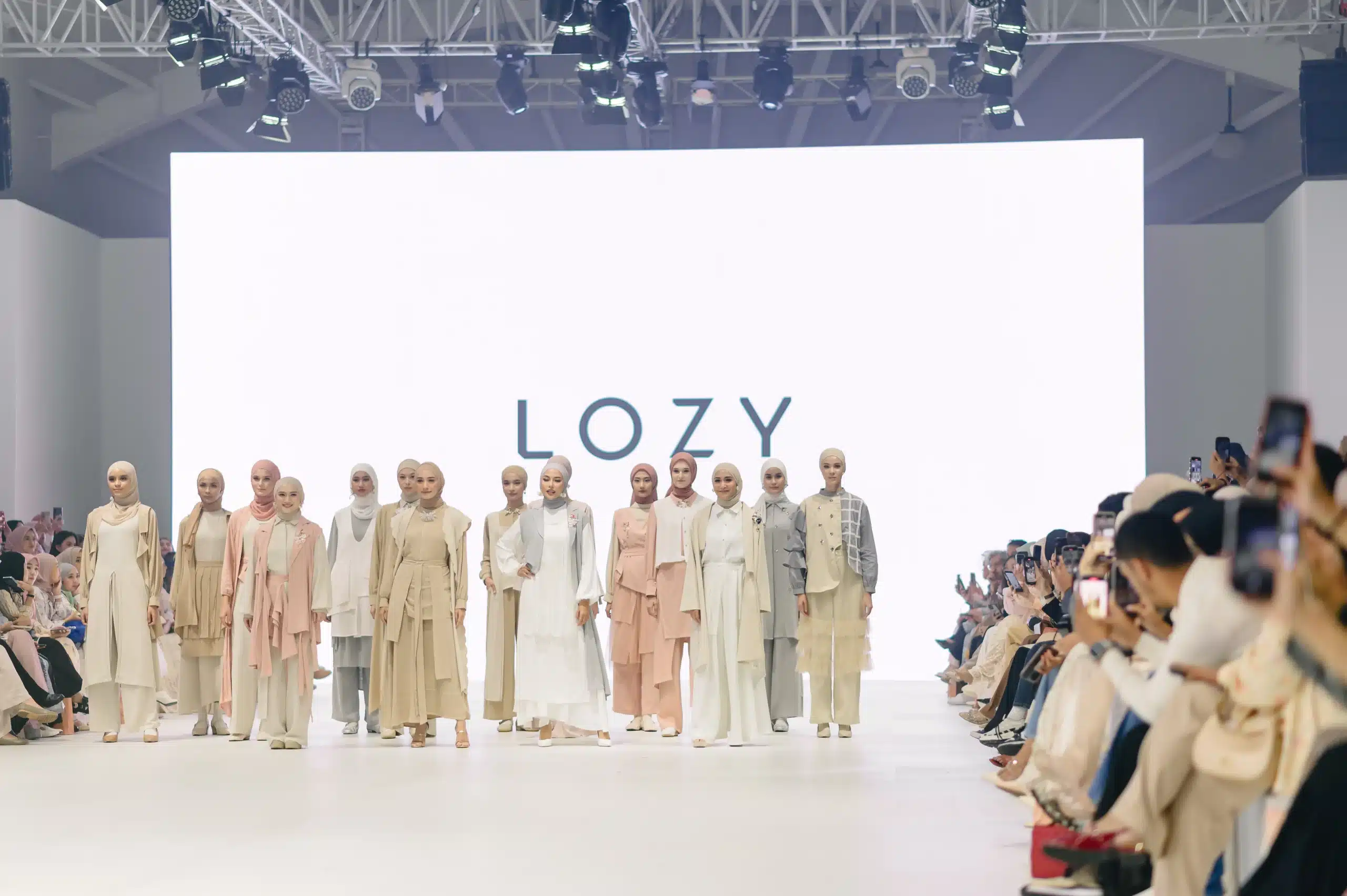 Lozyhijab Perkuat Eksistensi di Dunia Mode Muslim “Avenue of Escape” di Jakarta Fashion Week 2024