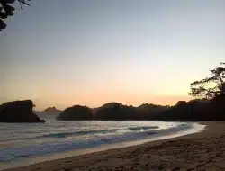 Tips Menikmati Sunset Pantai Kondang Merak di Malang