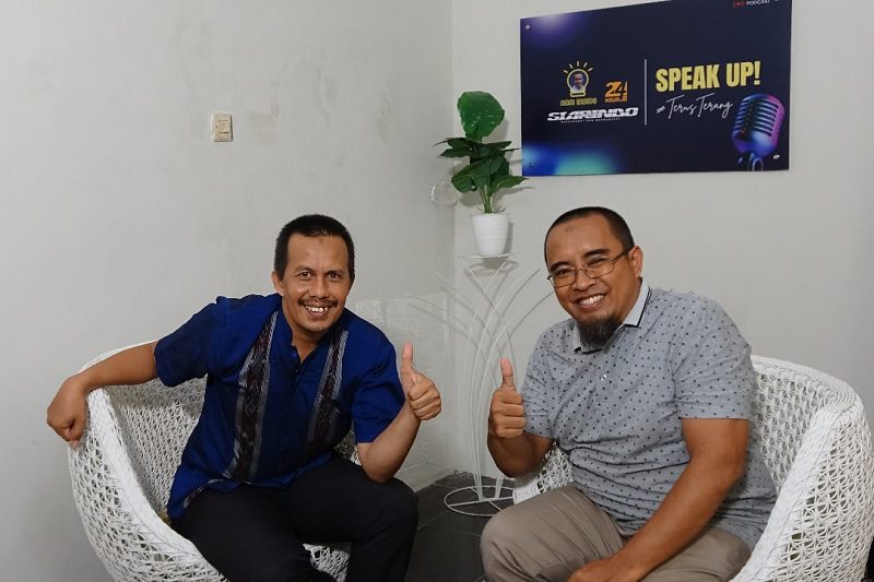 Rendra Masdrajat Safaat (kanan) saat berdiskusi dalam Podcast ABM Inside bersama Direktur Siarindo Media, Abdul Muntholib (kiri). Foto: Izzuddin cerita orang sukses