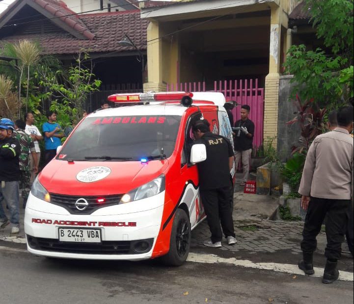 Polisi berjaga-jaga di lokasi kejadian perkara Mutilasi 9 Jalan Serayu Kota Malang