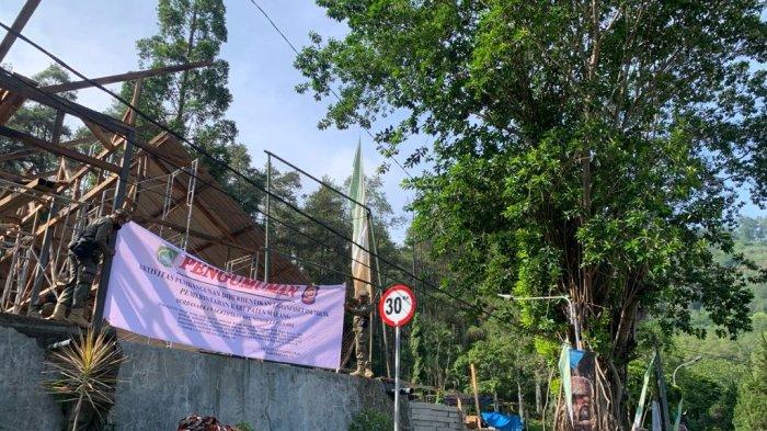 Lokasi lapangan tenis yang dibongkar dan akan dibangun pasar semi permanen di kawasan Songgoriti dipasangi banner Satpol PP.(Myu/Surya)