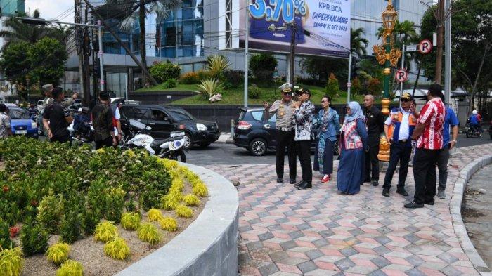 Pj Wali Kota Malang, Wahyu Hidayat meninjau bangunan taman separator atau pemisah jalan di Kawasan Kayutangan Heritage dan Jalan Semeru, Kota Malang, Kamis (7/12). (dok.SURYAMALANG.COM/Purwanto)