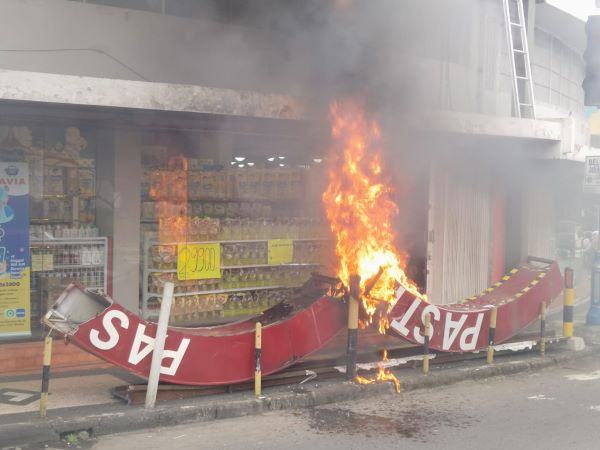 Kebakaran Papan Reklame di Toko Avia Malang Mengejutkan Pengguna Jalan