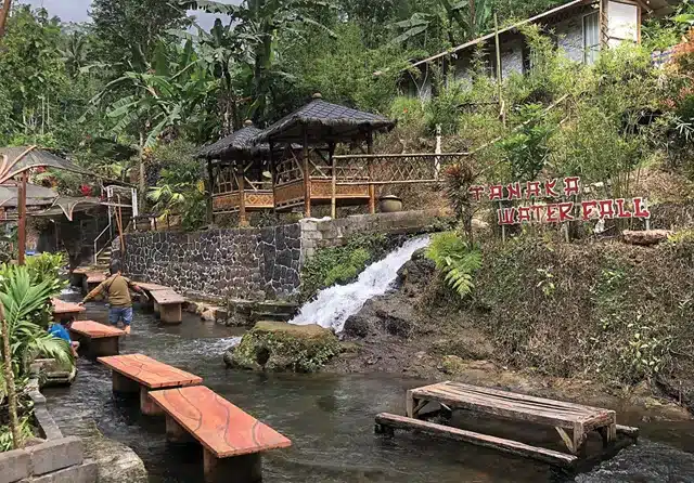 Menikmati Keindahan Alami Tanaka Waterfall dan Suasana Jepang di Malang Selatan