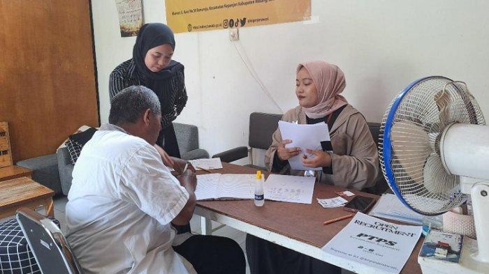 Pendaftar Pengawas TPS menyetorkan berkas persyaratan di Kantor Panwascam Kepanjen, Kabupaten Malang, Selasa (2/1/2024).