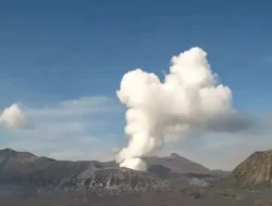 Gunung Bromo Keluarkan Asap Putih Tebal Setinggi 700 Meter, PVMBG Ingatkan Warga dan Pengunjung untuk Waspada