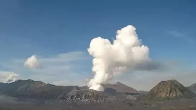 Gunung Bromo Keluarkan Asap Putih Tebal Setinggi 700 Meter, PVMBG Ingatkan Warga dan Pengunjung untuk Waspada