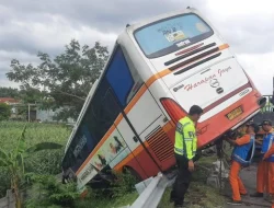 Kecelakaan Bus Harapan Jaya di Tol Sumo: 3 Orang Luka Ringan, Beruntung Tak Ada Korban Jiwa