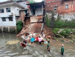 Hujan, Dua Rumah di Kota Malang Ambrol ke Aliran Sungai