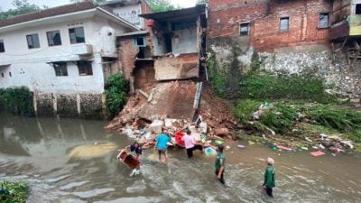 Hujan, Dua Rumah di Kota Malang Ambrol ke Aliran Sungai