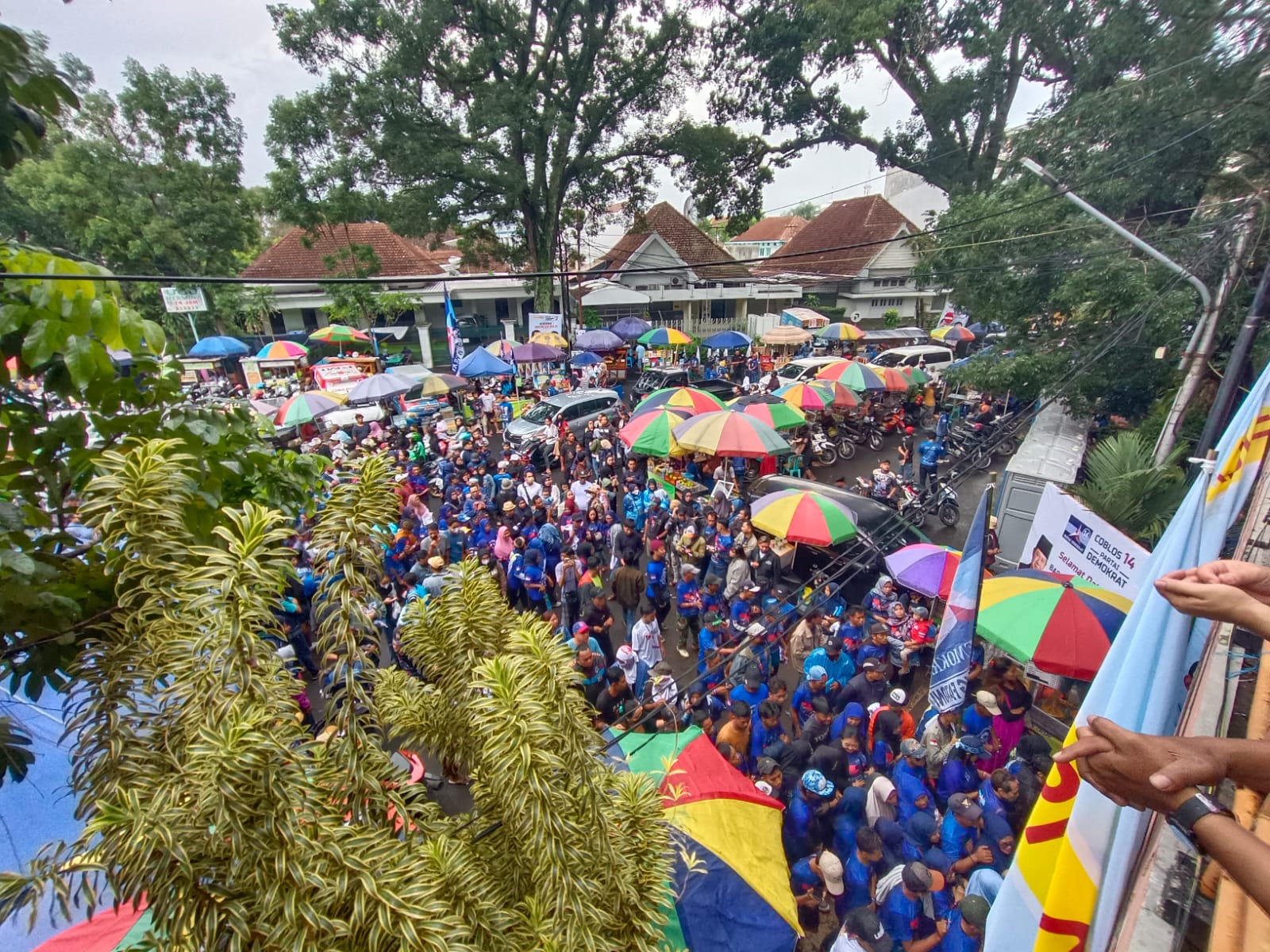 Suasana keramaian peserta kampanye yang meringsek masuk ke dalam stadion Gajayana Malang. (dok.wartajatim.co.id)