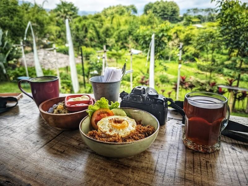 Harga menu pun cukup terjangkau, berkisar antara Rp 10.000 - Rp 50.000, sehingga ramah di kantong.