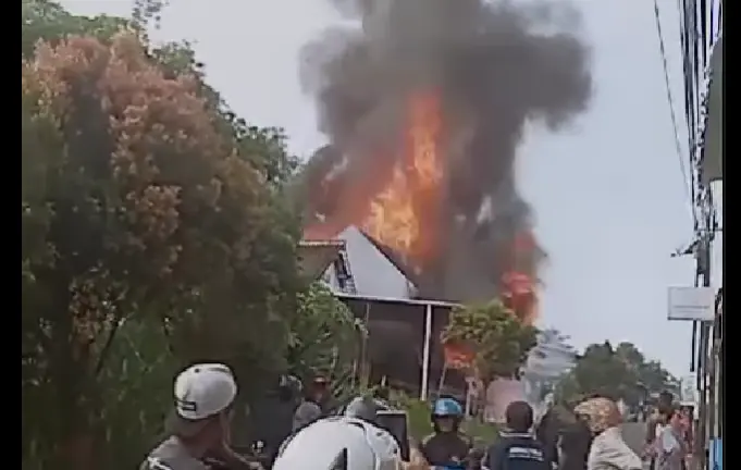 pom mini buring kota malang kebakaran