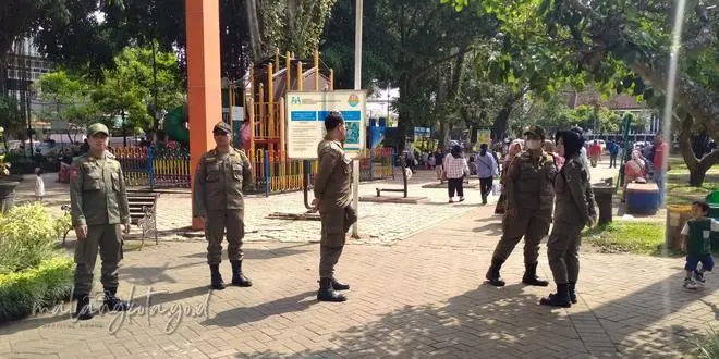 satpol pp sterilkan alun-alun Malang