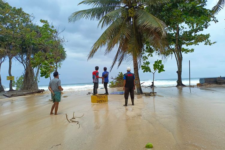 Dampak Gelombang Tinggi Ombak - Sumber: travel.kompas.com | (Dok. BPBD Kabupaten Malang)