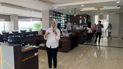 Marketing Manager Sinergi Hotel & Villa Malang, Shanty Sanata mempresentasikan sapujagat iftar ala Sinergi Hotel dan Villa (dok.wartajatim)