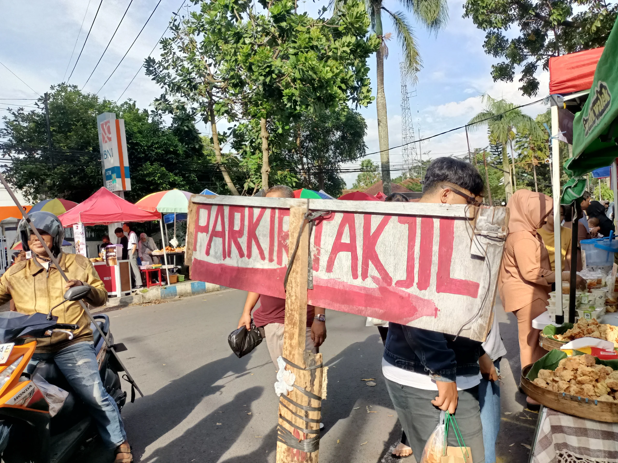 Tempat Parkir di Pasar Takjil Jl. Surabaya, Malang