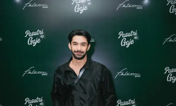 Reza Rahadian Gay