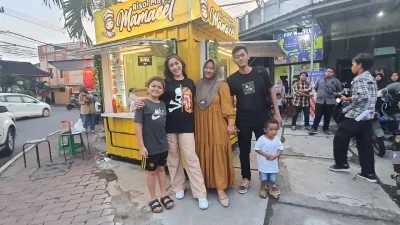 Jeddar (Jessica Iskandar) dan El berfoto di kedai Risol Mamacel