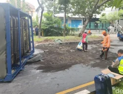 Truk Bermuatan 7 Ton Gas Alam Terguling di Surabaya, Warga Terdampak Macet Panjang