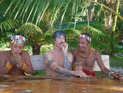 Anthony Kiedis dan Stella Maxwell Nikmati Liburan di Kepulauan Mentawai