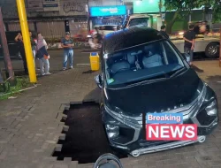 Ngeri! Tanah Ambles Telan Mobil di Malang!