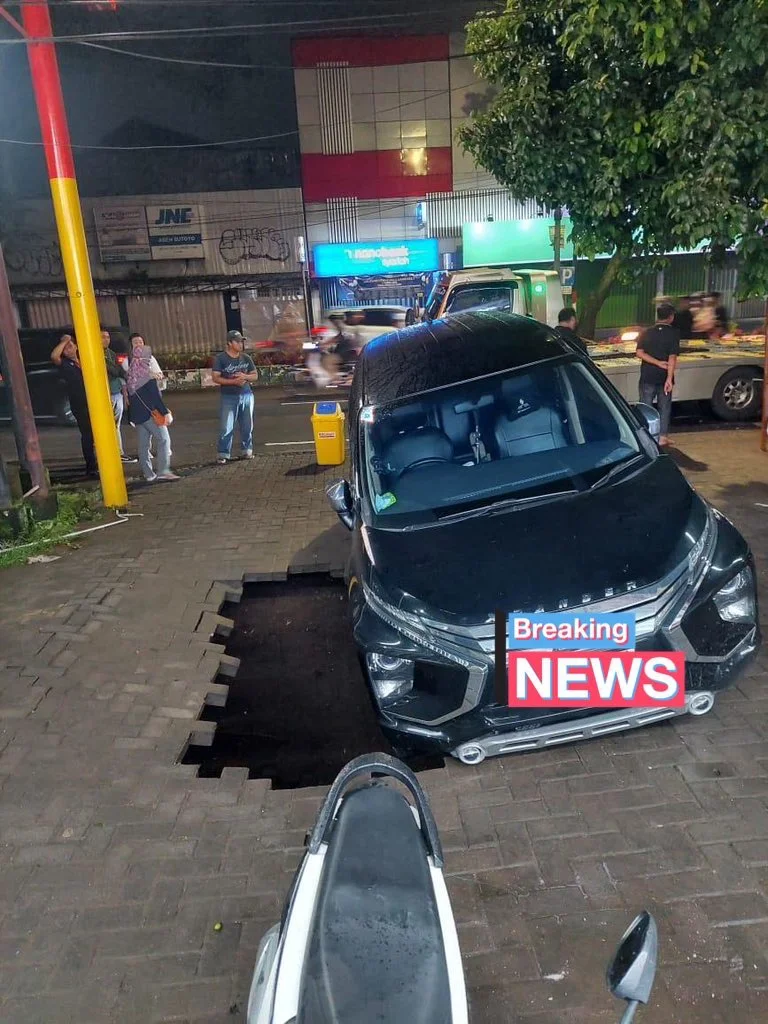 Ngeri! Tanah Ambles Telan Mobil Di Malang!