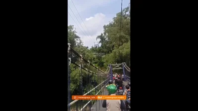 Mobil Nekat Terjebak Jembatan Mergosono