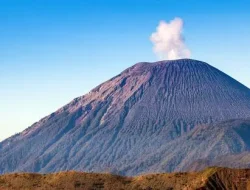 Gunung Semeru Erupsi! Status Siaga, Warga Diminta Waspada