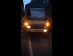 Truk Terguling di Arjosari, Macet! Waspadai!