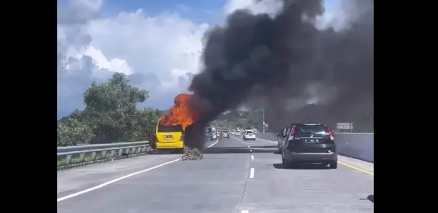 minibus kebakaran di tol pandaan arah malang