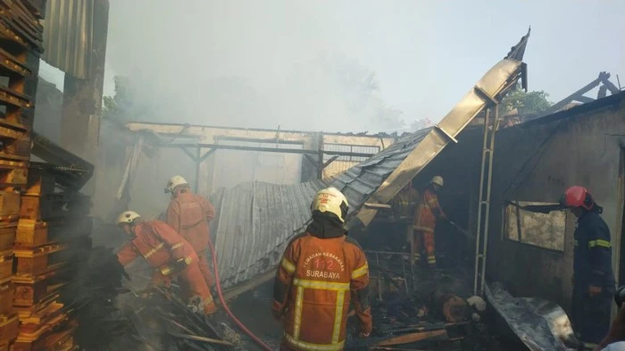 Gudang Percetakan di Surabaya Kebakaran