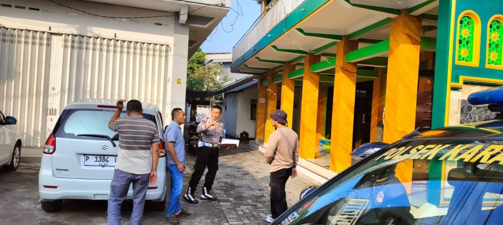 Anggota Polsek Karangploso melakukan olah TKP pencurian kotak amal di masjid dan musala Desa Tegalgondo, Kecamatan Karangploso.