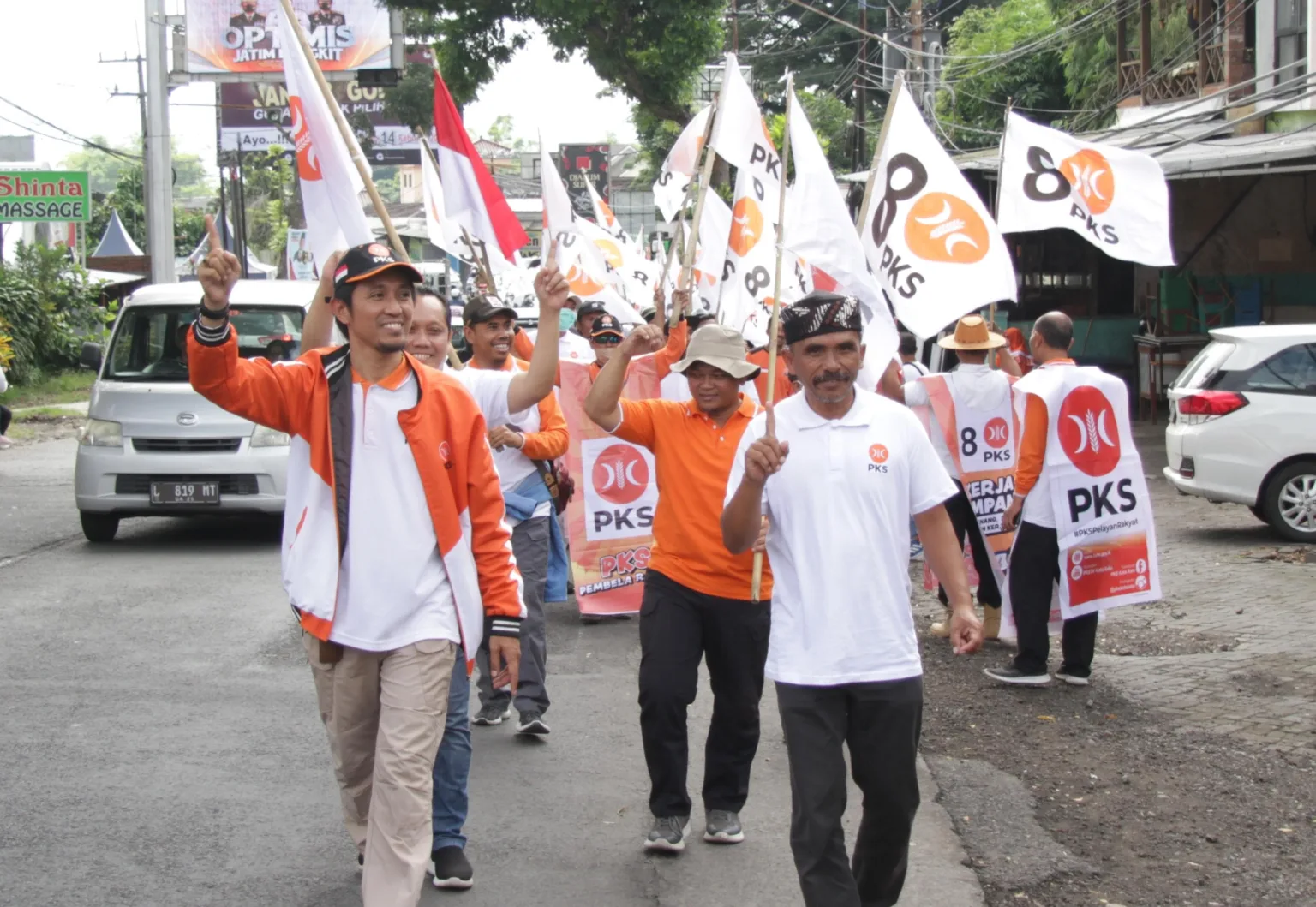 OPTIMIS : Ketua DPD PKS Kota Batu, Ady Sayoga bersama para pengurus dan kader optimis partainya bisa meramaikan Pilkada Kota Batu 2024.